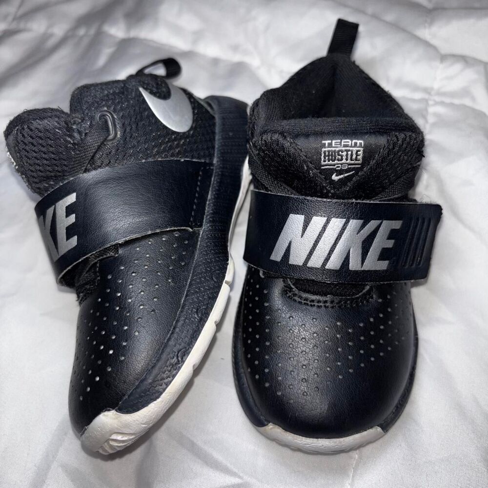 Nike Men's Black and Silver Trainers